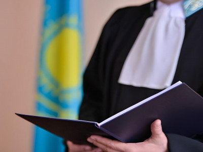 Жетісайда әкімдерден ақша бопсалаған Антикор қызметкерлері сотталды
