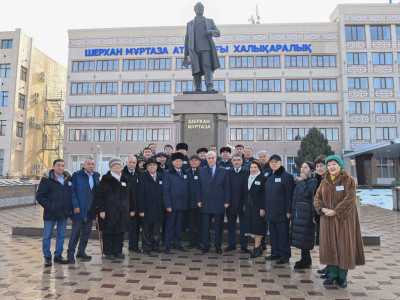 Президент жазушы Шерхан Мұртаза ескерткішіне гүл шоғын қойды