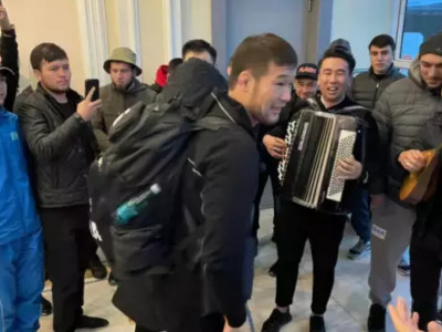 Алматылықтар UFC-де жеңіске жеткен Шавкат Рахмоновты күтіп алды