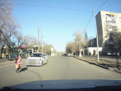 Павлодарлық оқушыны екі бірдей көлік қағып кете жаздады (ВИДЕО)