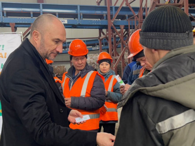 «Байтақ» партиясынан ұсынылған кандидат Өскемендегі зауыт қызметкерлерімен кездесті