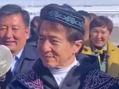 Джеки Чан шапан киіп, қазақша ән шырқады