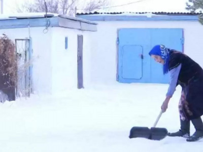 Қарағандыда 102 жастағы қария әлі күнге дейін қар күрейді