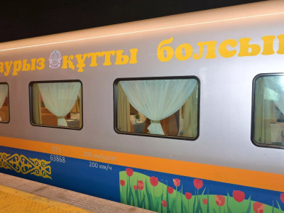 Ұлттық нақышта безендірілген мерекелік пойыз жолға шықты