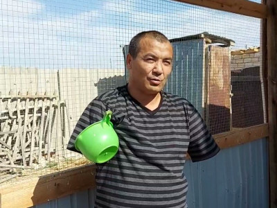 Екі қолынан айырылған азамат асылтұқымды құс өсіреді