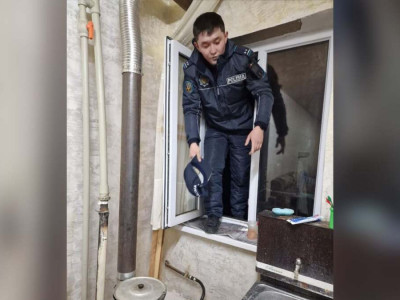 Терезені сындырып, үйге кірген: полицей бір отбасын ажалдан арашалады