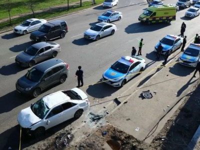 Алматыда жеңіл көлік көпірден құлап кетті