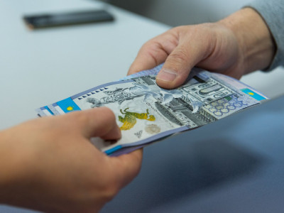 Пара алған: Ақтөбеде мектеп директоры 18 млн теңге айыппұл төлейді