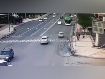 Шымкентте жүргізушісі жоқ автобус 6 адамды қағып кеткен