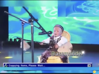 Сахнада домбырамен ән салған 2 жасар бала көпті сүйсінтті (ВИДЕО)