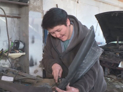 Қарқаралыда көпбалалы ана 17 жылдан бері көлік жөндейді