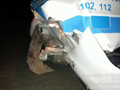 Павлодар облысында жолда ұйықтап кеткен жүргізуші полиция көлігіне соқтығысты