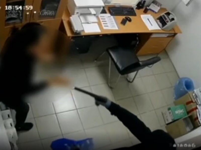 Ақтөбеде ломбардты тонаған қарақшы видеоға түсіп қалды (ВИДЕО)
