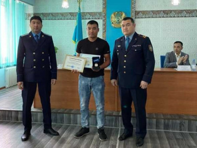 Қостанай облысында алданған зейнеткерге 3 миллион теңгесін қайтарып берген такси жүргізушісі марапатталды