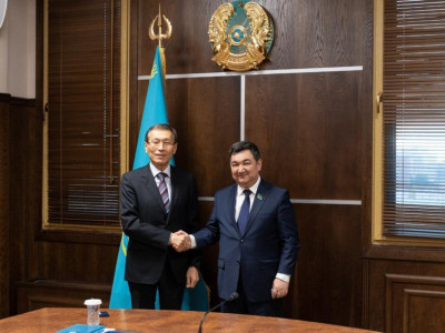 Орталық сайлау комиссиясы Дархан Қыдырәліге куәлік пен төсбелгіні табыстады