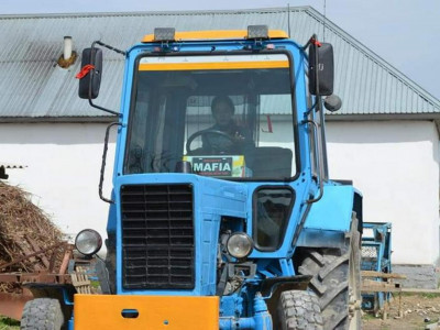 Тіс дәрігерінің оқуын оқып, трактор айдап жүрмін