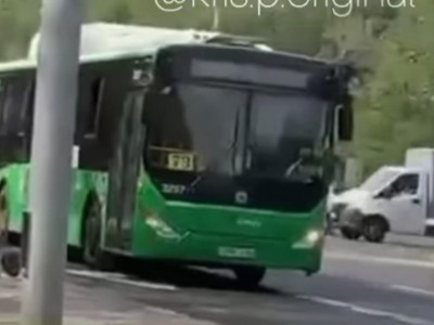 Алматыда өздігінен жүріп кеткен автобус үш көлікті соқты (ВИДЕО)