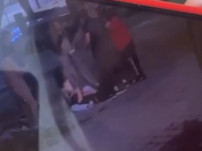 Желіде 8 әйел үш қызды соққыға жыққан видео тарады (ВИДЕО)
