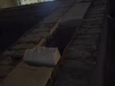 Ақтауда 17 жастағы жеткіншек көпқабатты екі үйдің ортасына құлап түскен