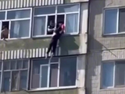 Астанада көпқабатты үйден секірмек болған ер адам құтқарылды