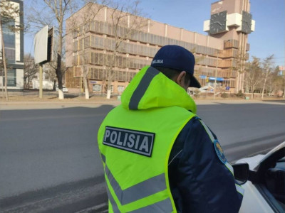 Павлодарда ер адам полицейге шабуыл жасап, погонын жұлып алған
