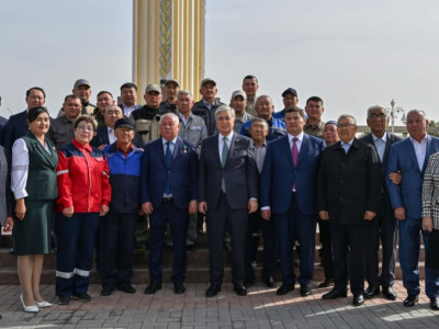 Мемлекет басшысы «Еңбек аллеясында» еңбек адамдарымен жүздесті