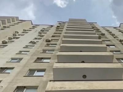 Ақтауда 16 жастағы қыз көпқабатты үйдің төбесінен құлап, қайтыс болды