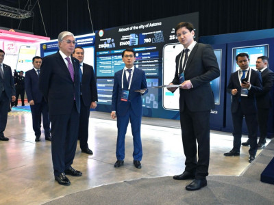 Қасым-Жомарт Тоқаев Digital Bridge форумы аясында ұйымдастырылған көрмеге барды