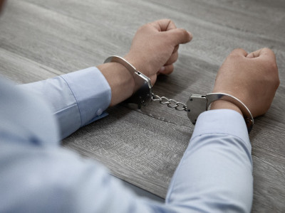 Түркістан облысында ер адам дәрігерге пышақ ала жүгірген