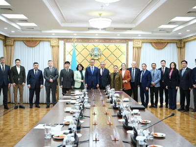 Мәулен Әшімбаев: Ұлттық құндылықтарымыз біздің бағдар ұстайтын темірқазығымыз болуы керек