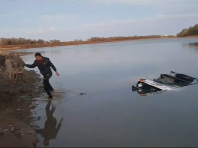 Атырауда көлік өзенге батып, екі адам мерт болды