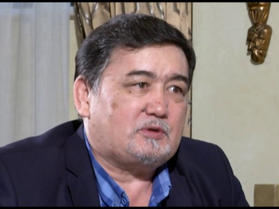Жазушы Қали Сәрсенбай бір кездері отбасымен тауық қорада, гаражда тұрғанын айтты (ВИДЕО)