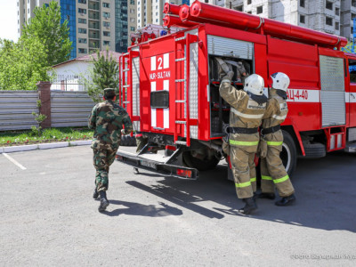 Шымкенттік өрт сөндірушілер жанып жатқан пәтерден екі баланы құтқарды