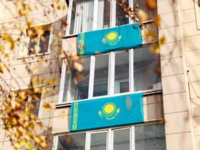 Елорда ғимараттарына мыңнан астам ту ілінді