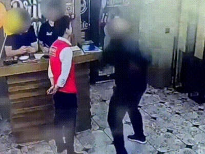 Ақтөбеде ер адам мейрамхана қызметкеріне қол жұмсады (ВИДЕО)