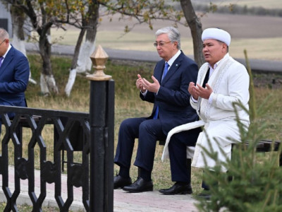Президент Шоқан Уәлихановтың бейітіне зиярат етті