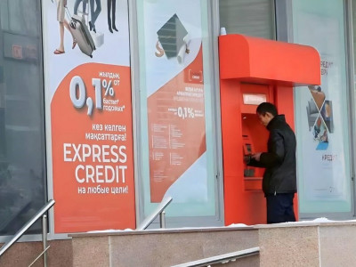Халықты қарызға батырған кім?