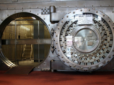 12 сағат банк қоймасында: Нью-Йоркте банк қызметкерлері абайсызда клиентті қамап кеткен