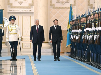 Тоқаев Ақордада Эмманюэль Макронды қарсы алды