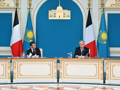 Қасым-Жомарт Тоқаев пен Эмманюэль Макрон БАҚ өкілдері үшін брифинг өткізді