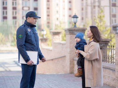 Қазақстанда полицейлер пәтерлерді аралайды