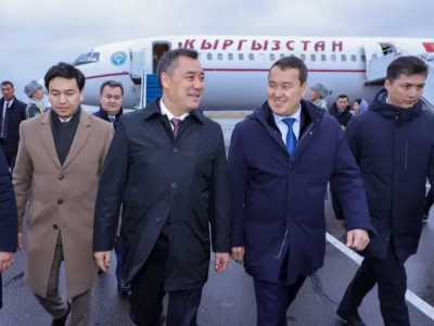 Әлихан Смайылов Астана әуежайында Қырғызстан президентін қарсы алды