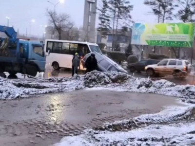 Павлодарда көлік шұңқырға түсіп кетті
