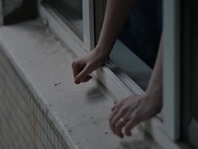 Елордада әйел көпқабатты үйдің терезесінен секіріп, қаза тапты