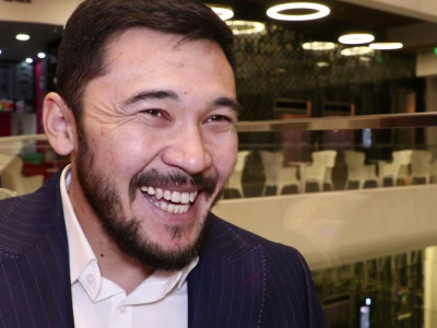 «Алғаш тапқан ақшам – 1100 теңге»: Актер Еркебұлан Дайыров көше сыпырып, құрылыста жұмыс істеген кезі туралы айтты