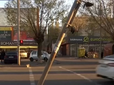 Таразда жүкті әйелге бағдаршам құлады