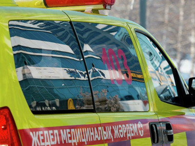 Өскеменде ер адам көпқабатты үйдің шатырынан құлап кетті