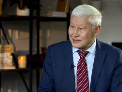 «Бейітіне бармаймын»: Асқар Жұмаділдаев марқұм әйелі туралы айтып, көзіне жас алды