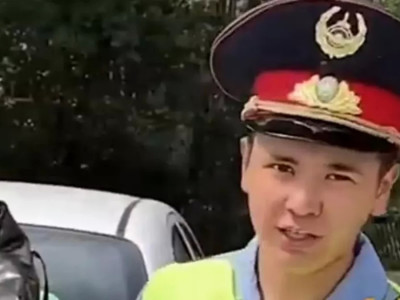 Полиция формасын киіп, суши жарнамалаған жігітке айыппұл салынды