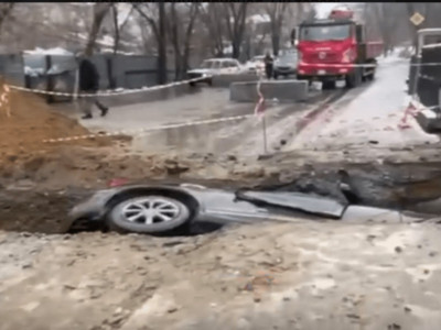 Қостанайда шұңқырға көлік құлап кетті